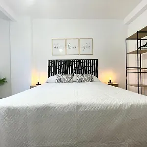 Elegancia Junto Al Rectorado. , Córdoba España